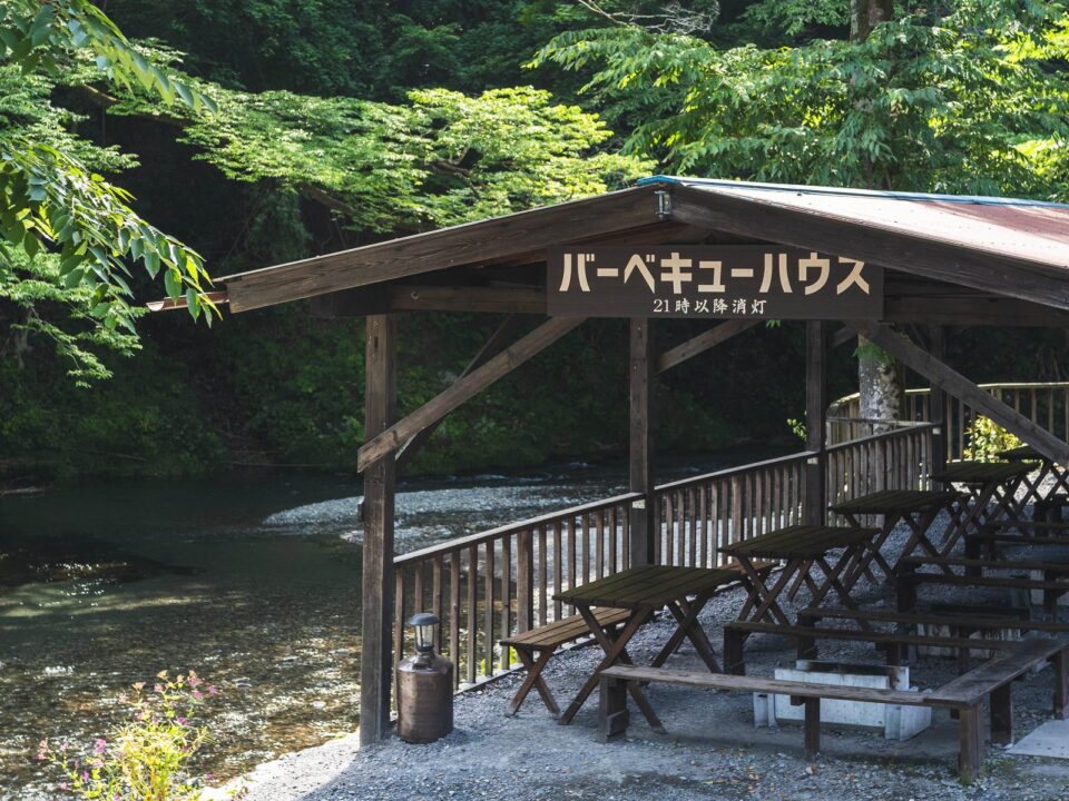 名栗川沿いに建つ屋根付きのバーベキューハウス