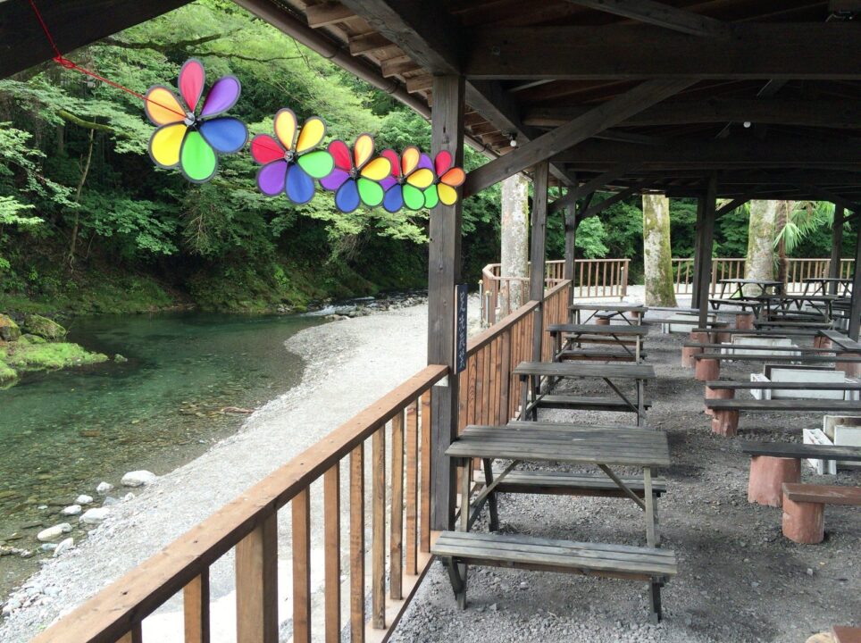 名栗川の河原に面したバーベキューハウスのテーブル席