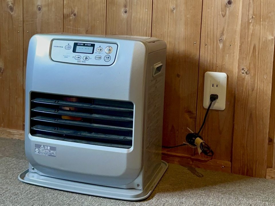古民家大部屋に備えた冬季用の灯油ファンヒーター