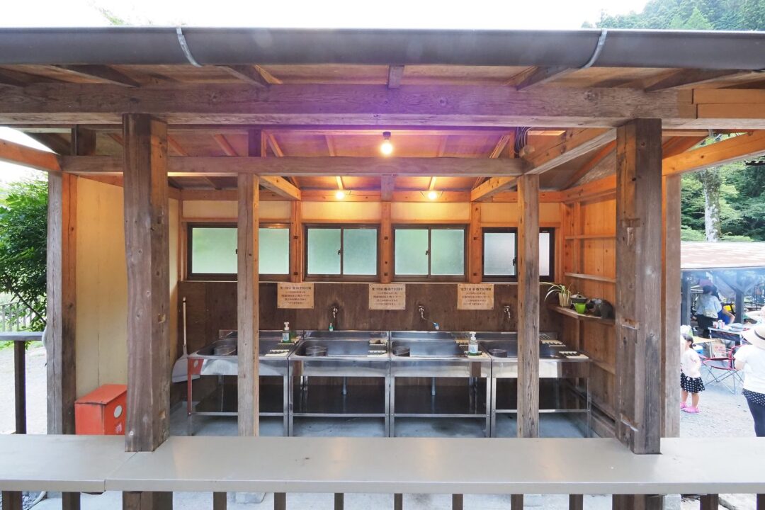屋根付きの炊事場